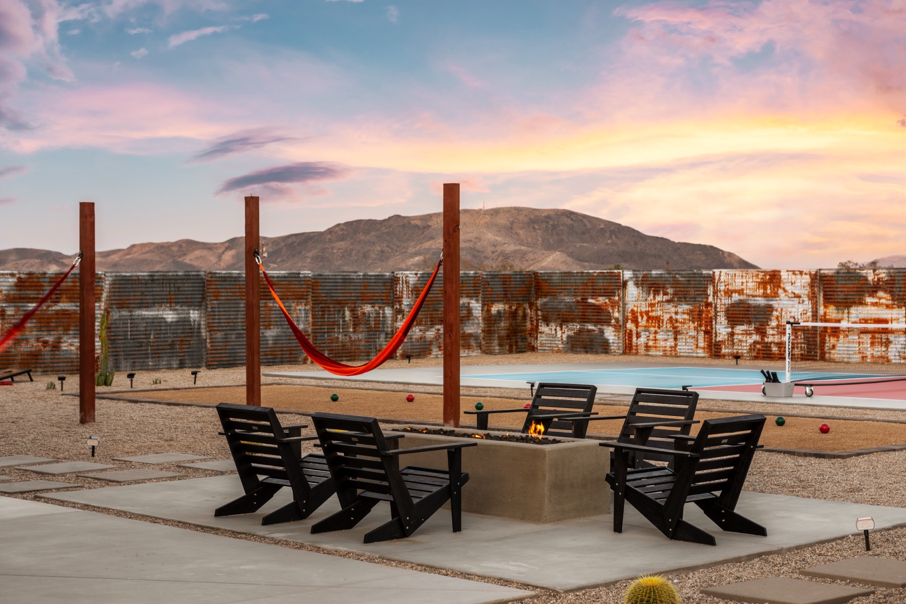 Outdoor fire pit